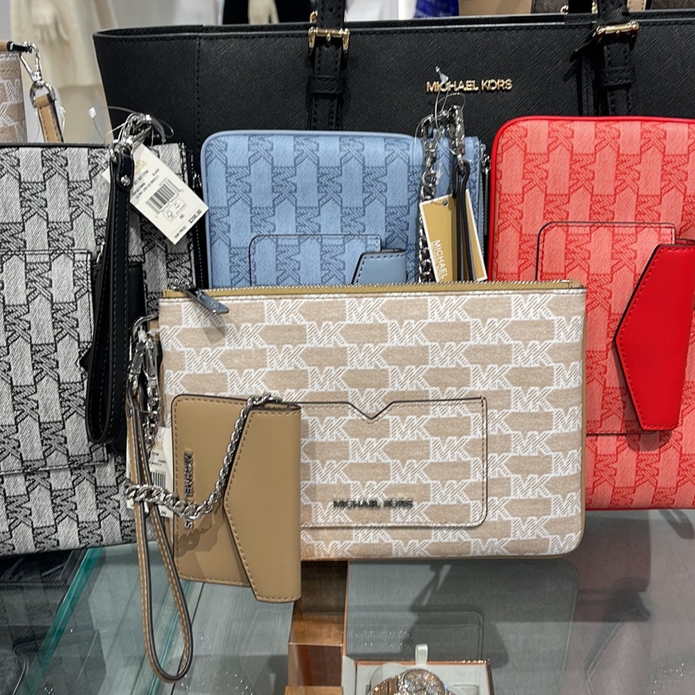 MICHAEL KORS JET SET ITEM LG 2 in 1 CARD CASE & WRISTLET
Camel 

NWT - Picture 16 of 16